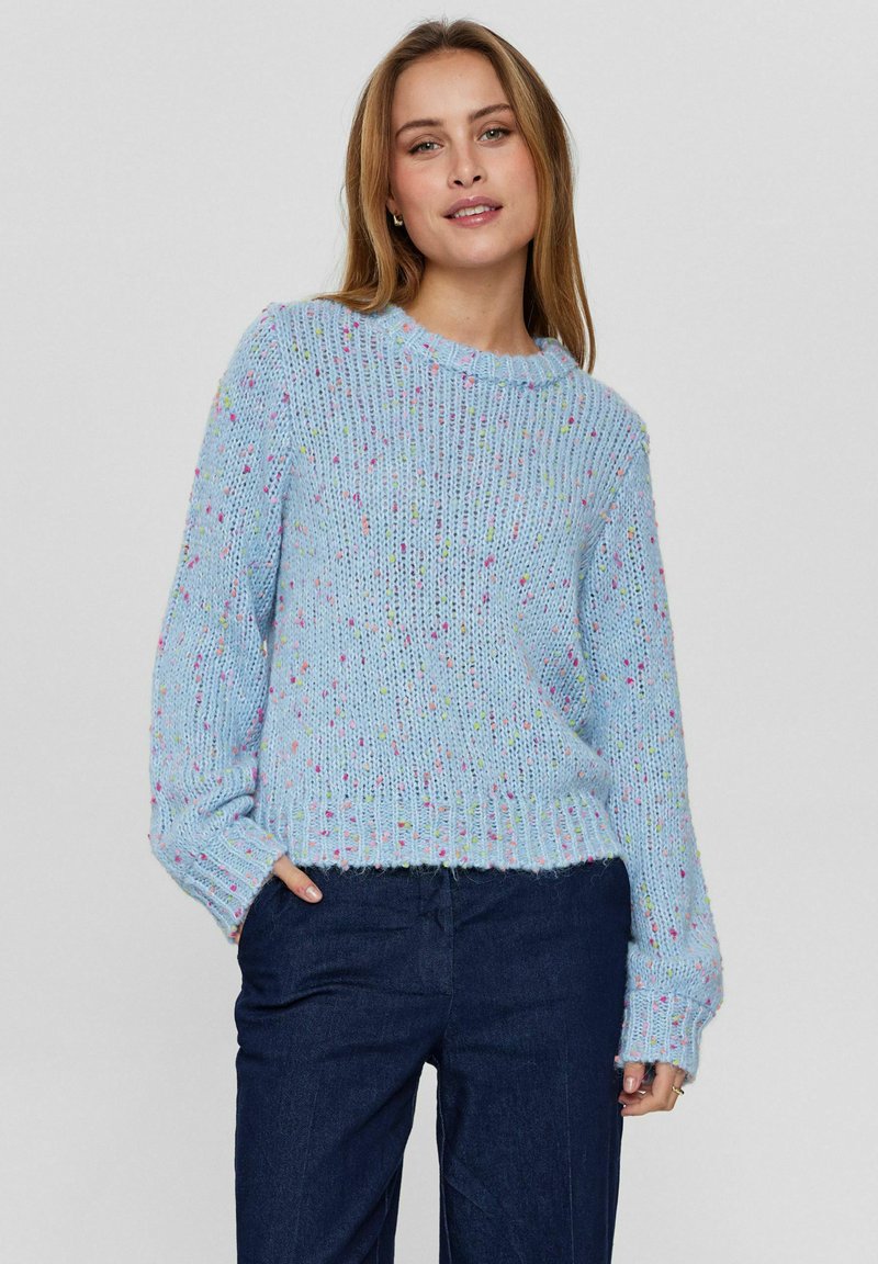 Hellblauer, gestrickter Pullover mit einem strukturierten Muster und bunten Sprenkeln. Verfügt über einen Rundhalsausschnitt und weite Ärmel. Lässige Passform und strukturierte Oberfläche.