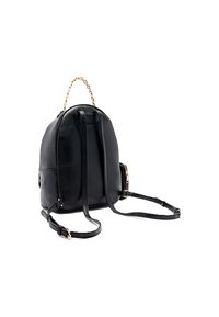 Mochila de cuero negro con forma redondeada, correas dobles para los hombros y un asa de cadena. Cuenta con detalles en herrajes dorados y un bolsillo lateral con cremallera.