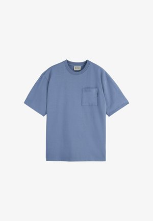 Blaues T-Shirt mit kurzen Ärmeln, Rundhalsausschnitt, einer Brusttasche und einem kleinen gestickten Detail nahe der Tasche.