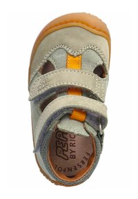 Grüne Wildledersandalen mit orangen Akzenten, Klettverschluss, ausgeschnittenem Design und Gummisohle. Mit gepolstertem Fußbett und Logodetail.