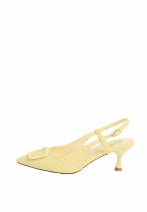 Gelber Slingback-Pumps aus gewebtem Leder mit spitz zulaufender Kappe, dekorativer Schnalle und schlankem, mittelhohem Absatz.