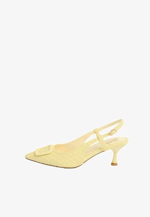 Žltá kožená črievička s otvoreným pätovým remienkom, špicatou špičkou, ozdobnou prackou a štíhlym stredne vysokým opätkom.
