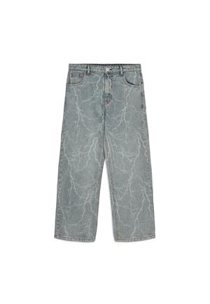 Jeans azzurri chiaro a gamba larga con motivo a saetta bianca, tasche frontali, passanti per cintura e chiusura con bottoni.
