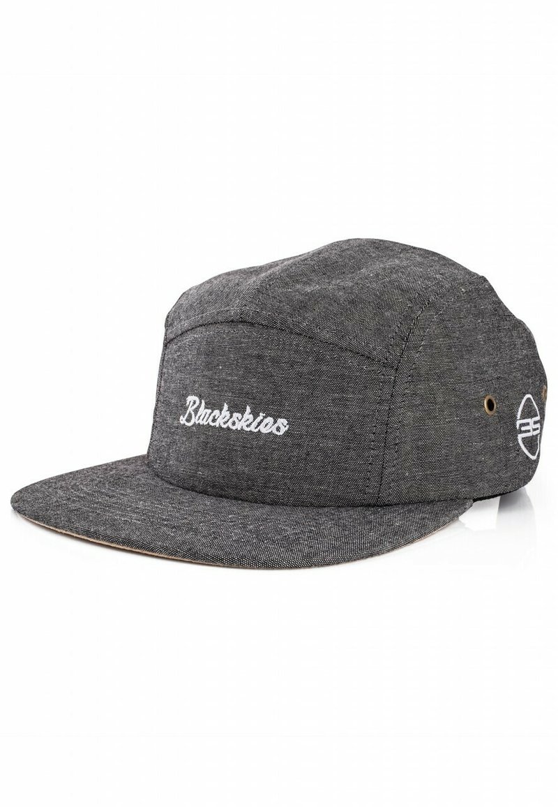 Cappello in tessuto grigio con visiera piatta, presenta un ricamo bianco "Blackskis" sul davanti e un dettaglio del logo sul lato. Superficie testurizzata.