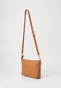 Borsa a tracolla sintetica marrone con texture, chiusura a zip, tracolla regolabile e accessori in tonalità oro, con forma rettangolare.
