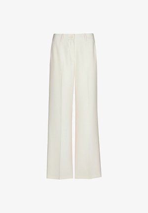 Wijde broekspijpen in crème, gemaakt van gladde stof. Voorzien van een sluiting met knopen aan de voorkant, plooien en geen zichtbare zakken.