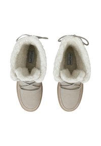 Beige enkellaarsjes met een zachte witte bontvoering, vetersluiting en textielmateriaal. Rond neusstuk en platte zool.