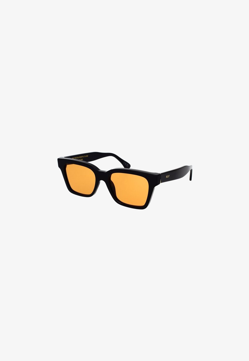 Óculos de sol retangulares pretos com lentes laranja, apresentando uma armação robusta e templos retos. Design inspirado no retro com hardware mínimo.