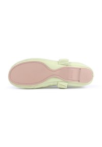 Chaussure en cuir vert avec une finition douce et texturée, dotée d'une semelle rose clair et d'un petit nœud décoratif sur le côté.