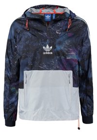 Námořnický a šedý adidas mikina s kapucí s abstraktním vzorem, přední klokanková kapsa, zip do poloviny a bílé logo adidas na hrudi.