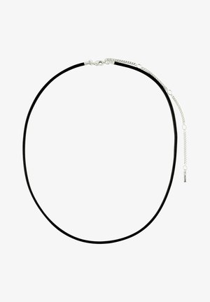 Černý kordový náhrdelník s hladkým povrchem, vybavený stříbrným řetízkovým prodloužením a malou kovovou visačkou. Design je minimalistický a moderní.