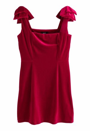 Robe sans manches en velours rouge foncé avec un décolleté carré et des bretelles à volants, cintrée à la taille et légèrement évasée au niveau de la jupe.