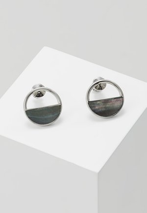 Boucles d'oreilles circulaires en argent avec un design en demi-lune, des accents gris foncé et irisés, une finition polie et un fermoir à clou.