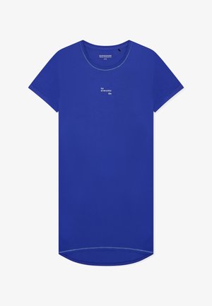 Niebieska koszulka z krótkim rękawem i okrągłym dekoltem, z małym białym napisem "for everyday life" na środku klatki piersiowej.