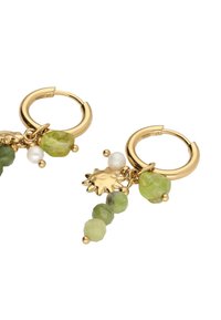 Aros de oro en forma de aro con acentos de piedras preciosas verdes y blancas, que presentan un charm en forma de sol y una combinación de cuentas facetadas y redondas.