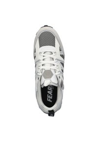Baskets de sport blanches et grises avec une tige en mesh, une languette rembourrée et une semelle texturée. Logo remarquable sur la semelle intérieure et onglet de talon de marque.
