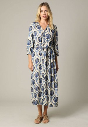 Robe maxi à motifs bleu et crème avec une ceinture, un devant à boutons et des manches trois-quarts, ornée de motifs floraux et en tissu léger.