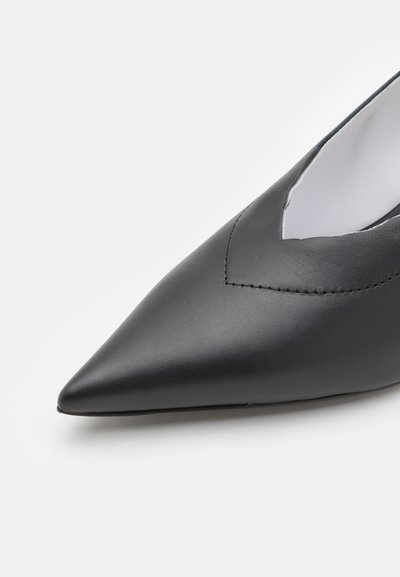 Pantofii din piele neagră, cu vârf ascuțit și design cu decupaj în formă de V. Textură netedă, cu broderie minimă pe margini. Siluetă clasică și elegantă.