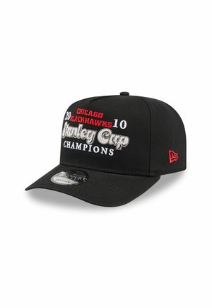 Schwarze New Era Snapback-Kappe mit "2010 Chicago Blackhawks Stanley Cup Champions" in Rot, Weiß und Grau auf der Vorderseite bestickt.