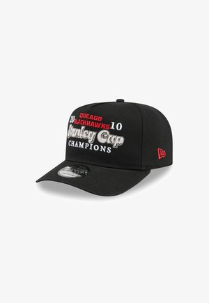 Schwarze New Era Snapback-Kappe mit "2010 Chicago Blackhawks Stanley Cup Champions" in Rot, Weiß und Grau auf der Vorderseite bestickt.