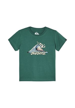 Zielony t-shirt z krótkim rękawem z logo Quiksilver, na którym znajduje się stylizowana fala i grafika górska na środku z przodu.