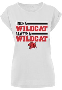 Hvit T-skjorte med korte ermer som har tydelig svart og rød tekst: "En gang en Wildcat, alltid en Wildcat," med et rødt wildcat-graphic under.