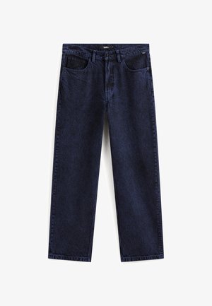 Granatowe dżinsy o prostym kroju z przednimi kieszeniami, szlufkami na pasek, zapięciem na guzik oraz logo Vans na pasie i kieszeni.