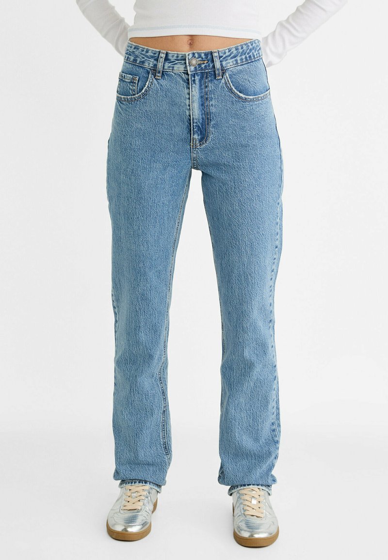 Helleblaue Denim-Jeans mit geradem Bein, hoher Taille und verblasster Textur. Besitzt das klassische Fünf-Taschen-Design und einen Knopfverschluss.