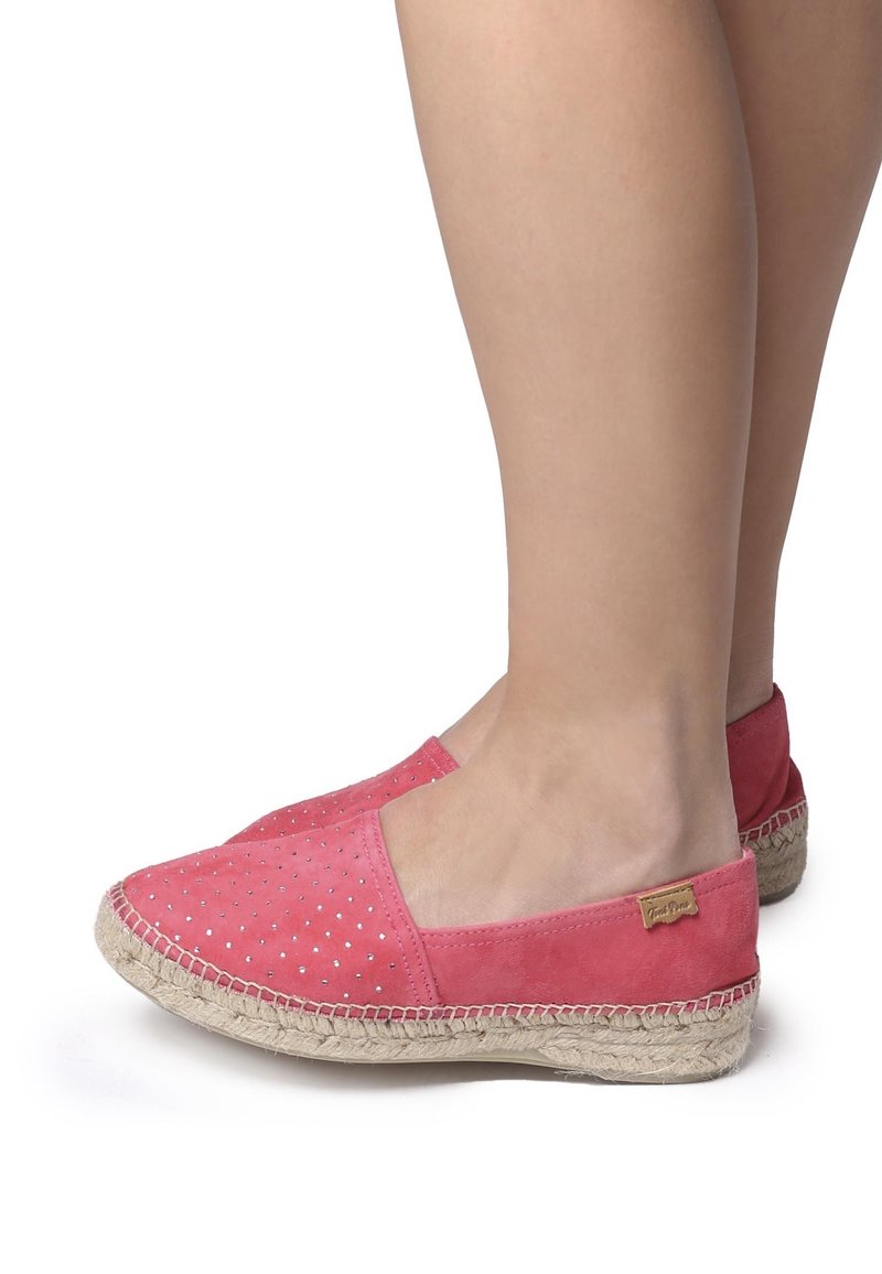 Rosa slip-on espadrillos med en överdel av mocka, silverfärgade nitar och en sula av jute-rep i platt design.