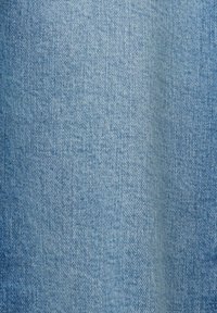 Tissu en denim bleu clair avec une texture tissée visible et un motif en sergé diagonal.