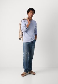 Scotch & Soda REGULAR FIT CREW NECK - Jersey de punto - faded denim melange