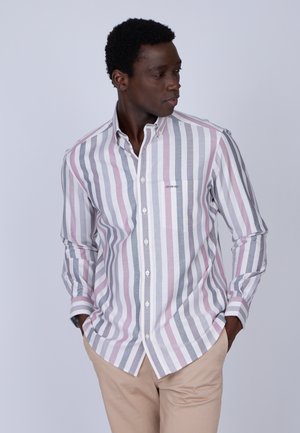 Chemise à boutons avec des rayures verticales en rose, gris et blanc. Col rigide, manches longues et une poche poitrine.