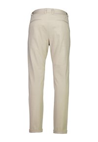 Beige rechte broek met omgeslagen zoom, riemlussen en twee achterzakken met een bies, gezien van achteren tegen een witte achtergrond.