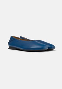 Ballerine in pelle blu con un tacco nero basso e punta rotonda. Texture liscia con un design semplice e senza chiusure o accessori visibili.