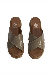 Olijfgroene slipper sandalen met kruisbanden en een krokodillenstructuur. Zachte bruine zool met gestikte details en een lage platformzool.