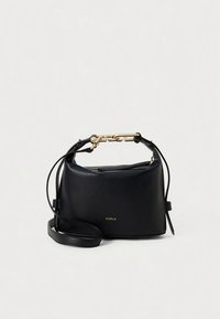 Mala preta de couro com forma curva, ferragens douradas e alça de ombro destacável. Apresenta um logótipo subtil na frente.