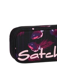 Schwarzes Federmäppchen mit floralen Motiven in Lila und Pink, mit glatter Oberfläche und auffälligem "Satch"-Text in Hellpink. Mit Reißverschluss.
