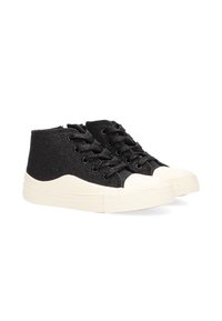 Zapatillas altas de tela texturizada negra con una suela de goma blanca. Presentan cordones negros y ojales de metal para el cierre.
