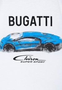 Maglietta bianca con una bozza blu di una Bugatti Chiron Super Sport, con testo nero sopra e sotto il design dell'auto.