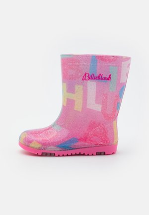 Botte de pluie enfant rose pailletée avec des lettres abstraites colorées et le logo "Billieblush" sur le côté, semelle plate et hauteur mi-mollet.