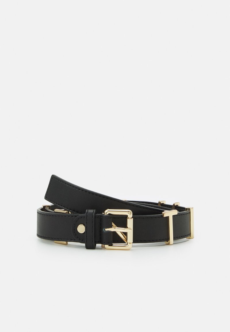 Cinto de couro preto com uma textura suave, apresentando uma fivela e acessórios em tom de ouro. Design ajustável com um estilo elegante e minimalista.