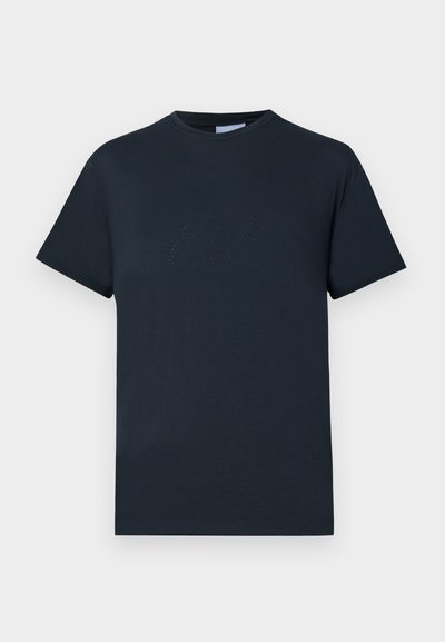 T-shirt en coton bleu marine, à manches courtes, col ras du cou, avec un design de logo texturé au niveau de la poitrine dans une teinte plus claire.