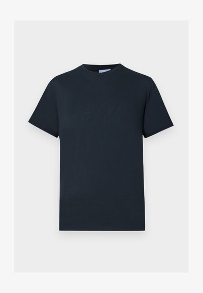Μπλε βαπτισμένου βαμβακερού T-shirt, κοντά μανίκια, στρογγυλή λαιμόκοψη, διαθέτει μια υφασμένη σχεδίαση λογότυπου στο στήθος σε πιο ανοιχτή απόχρωση.