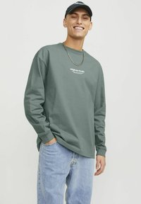 Jack & Jones CREW NECK - Pikkade varrukatega topp - laurel wreath