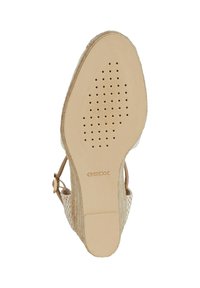 Sola di scarpa in pelle beige con design perforato e piccoli fori per la traspirabilità. Marchio Geox impresso sul tallone.
