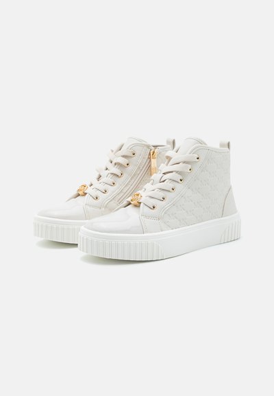 Weiße High-Top-Sneaker aus Lackleder und strukturiertem Textil, mit goldenen Beschlägen, Schnürsenkeln und einem seitlichen Reißverschluss für einfaches An- und Ausziehen.