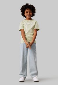 Calvin Klein Jeans MAXI HERO FLOCK LOGO - Apdrukāts T-krekls - celadon green
