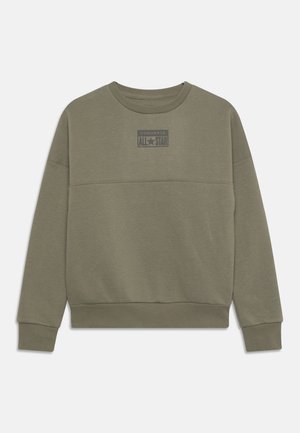 Sweat-shirt vert olive en tissu doux, doté d'un col rond, de poignets côtelés et d'un logo "Converse All Star" imprimé sur la poitrine.