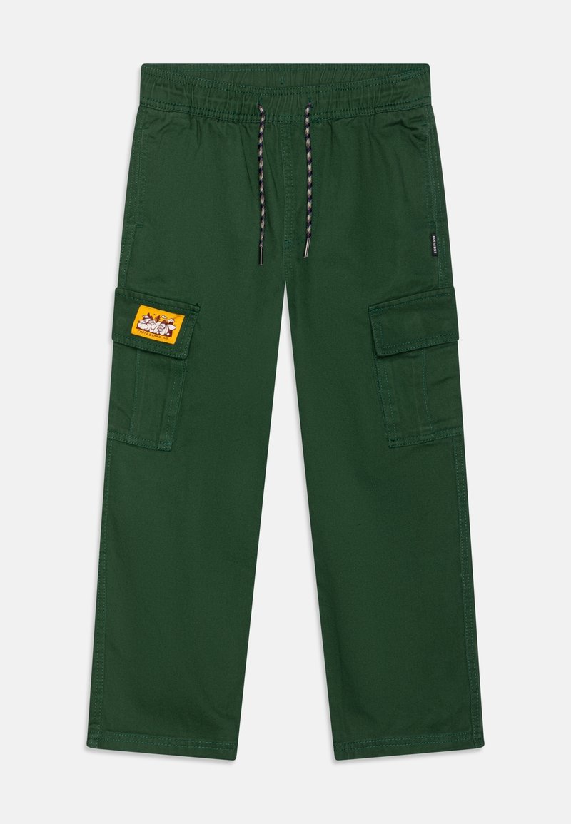 Pantalon cargo vert foncé avec taille élastique et cordon noir et blanc, comportant deux grandes poches latérales avec rabat, dont une avec un patch orange.