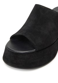 Čierne semišové šľapky s otvorenou špičkou, hrubou platformou a hladkou koženou stielkou. Bez viditeľného kovania alebo vzorov.